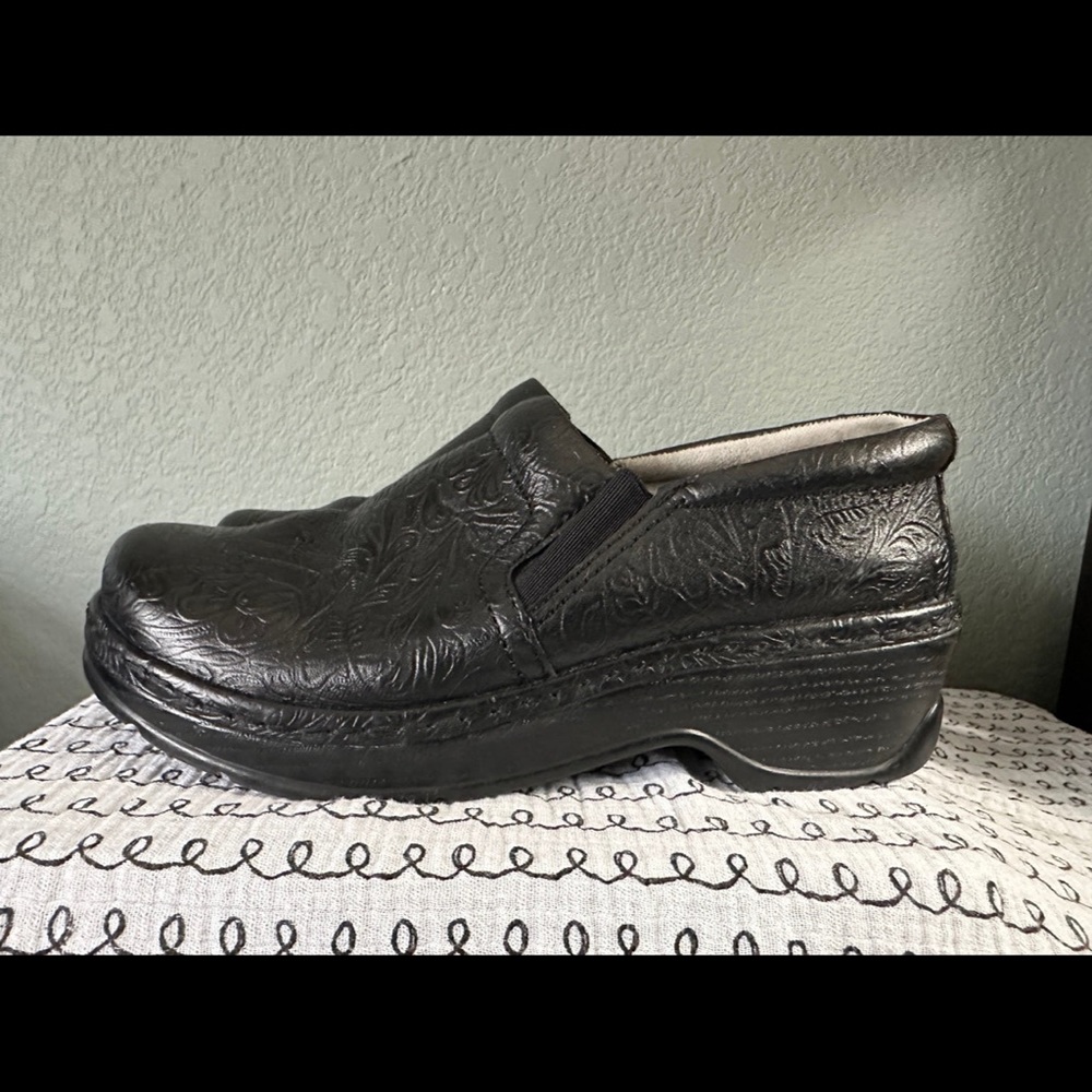 Klogs shoes size 8M